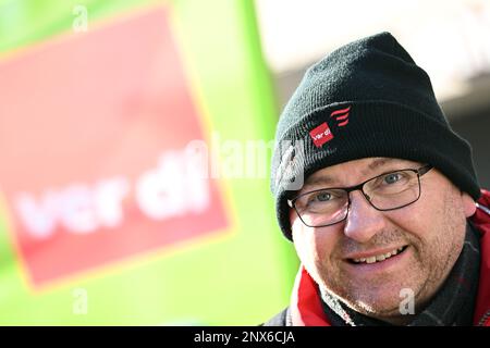 Gelsenkirchen, Deutschland. 01. März 2023. Frank Werneke, Vorsitzender der United Services Union Verdi, steht auf dem Heinrich-König-Platz. Im Tarifstreit im öffentlichen Sektor hat die Verdi-Gewerkschaft einen landesweiten Warnstreik für Praktikanten und Doppelstudenten gefordert. Kredit: Federico Gambarini/dpa/Alamy Live News Stockfoto