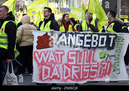 Gelsenkirchen, Deutschland. 01. März 2023. Auffallende Jugendliche stehen mit einem Banner mit der Aufschrift "Angebot - Wat sull dä driss?!" (Dialekt: "Was ist das für ein Unsinn?") Am Heinrich-König-Platz. In dem Tarifverhandlungskonflikt im öffentlichen Sektor fordert die Gewerkschaft Verdi einen landesweiten Warnstreiktag für Praktikanten und Doppelstudenten. Kredit: Federico Gambarini/dpa/Alamy Live News Stockfoto