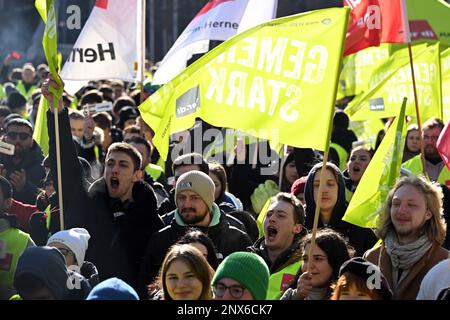 Gelsenkirchen, Deutschland. 01. März 2023. Markante junge Menschen stehen mit ihren Plakaten und Flaggen auf dem Heinrich-König-Platz. In dem Tarifverhandlungskonflikt im öffentlichen Sektor fordert die Gewerkschaft Verdi einen landesweiten Warnstreiktag für Praktikanten und Doppelstudenten. Kredit: Federico Gambarini/dpa/Alamy Live News Stockfoto