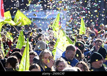 Gelsenkirchen, Deutschland. 01. März 2023. Markante junge Leute stehen mit Flaggen auf dem Heinrich-König-Platz. In dem Tarifverhandlungskonflikt im öffentlichen Sektor fordert die Gewerkschaft Verdi einen landesweiten Warnstreiktag für Praktikanten und Doppelstudenten. Kredit: Federico Gambarini/dpa/Alamy Live News Stockfoto