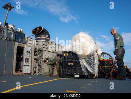 VIRGINIA BEACH, Virginia – Matrosen, die der Angriffsflotteneinheit 4 zugeteilt sind, bereiten Material vor, das im Atlantik aus einem Höhenballon für den Transport zu Bundesagenten auf der Joint Expeditionary Base Little Creek gefunden wurde. 10. Februar 2023. Auf Anweisung des Präsidenten der Vereinigten Staaten und mit voller Unterstützung der kanadischen Regierung, US-Kampfflugzeuge unter U.S. Die Northern Command Authority hat einen Ballon in großer Höhe innerhalb des US-Luftraums und über den Hoheitsgewässern der USA zum Absturz gebracht. Februar 2023. Aktiver Dienst, Reserve, Nationalgarde und Zivilpersonal geplant und Ex Stockfoto