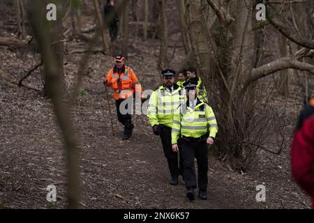 Polizeibeamte und Polizisten von London Search and Rescue (LONSAR) in Waldgebieten im Wild Park Local Nature Reserve, nahe Moulsecoomb, Brighton, wo die dringende Suche weiterhin das vermisste Baby von Constance Marten und Mark Gordon findet. Das Paar wurde wegen grober Fahrlässigkeit am Dienstag verhaftet, nachdem es am Montag in Brighton festgenommen wurde, nachdem es mehrere Wochen der Polizei aus dem Weg gegangen war, aber das Baby war nicht bei ihnen. Bilddatum: Mittwoch, 1. März 2023. Stockfoto