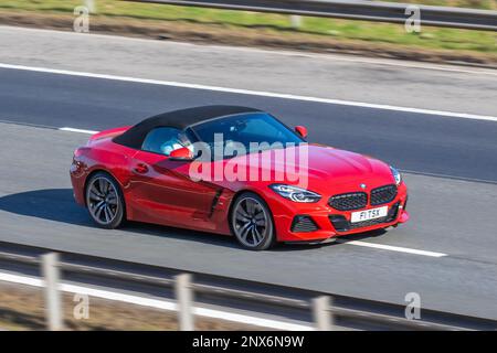 2021 Rot BMW Z4 M2351 XDRIVE Cabriolet 1989 ccm Benzinmotor 8-Gang-Schaltgetriebe; Fahrt auf der Autobahn M6, Großbritannien Stockfoto