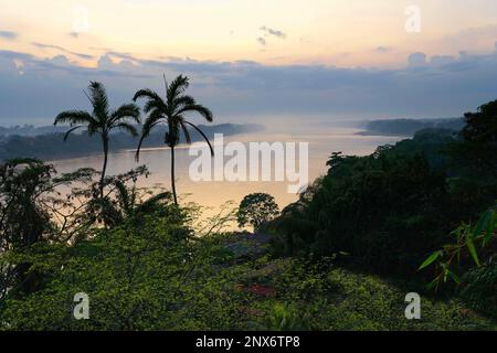 Wunderschöner Blick über Madre de Dios bei Sonnenuntergang, Puerto Maldonado, Peru Stockfoto