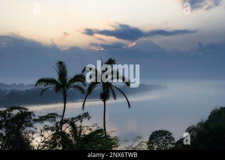 Wunderschöner Blick über Madre de Dios bei Sonnenuntergang, Puerto Maldonado, Peru Stockfoto