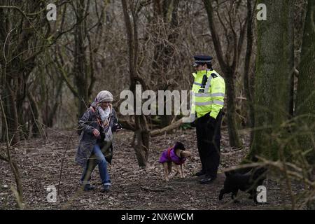 Ein Polizist im Wald im Wild Park Naturschutzgebiet, nahe Moulsecoomb, Brighton, wo die dringende Suche weiterhin das vermisste Baby von Constance Marten und Mark Gordon findet. Das Paar wurde wegen grober Fahrlässigkeit am Dienstag verhaftet, nachdem es am Montag in Brighton festgenommen wurde, nachdem es mehrere Wochen der Polizei aus dem Weg gegangen war, aber das Baby war nicht bei ihnen. Bilddatum: Mittwoch, 1. März 2023. Stockfoto