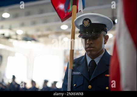 Absolventen des Recruit Company E-203 absolvieren die Grundausbildung in den USA Trainingszentrum der Küstenwache Cape May, N.J., 20. Januar 2023. Als Streitkräfte der Vereinigten Staaten, die führende nationale Agentur für die Durchsetzung der Seeschifffahrt und eine Agentur für die Sicherheit und Regulierung im Seeverkehr, stehen unsere engagierten Küstenwachenmitglieder täglich an der Front und führen globale Operationen durch und schützen unser Heimatland vor sich ständig weiterentwickelnden Bedrohungen. Wir werden eine flexible, anpassungsfähige und effiziente Belegschaft inspirieren, während wir uns bemühen, unseren Wettbewerbsvorteil in einem zunehmend dynamischen Umfeld und einem sich verändernden Arbeitsmarkt zu erhalten. Stockfoto