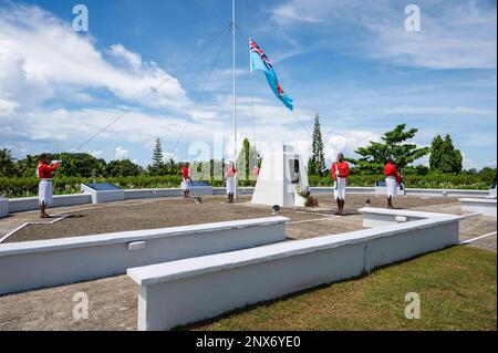 SUVA, Fidschi (31. Januar 2023) Mitglieder des Militärs der Fidschi-Streitkräfte heben ihren Fähnrich während einer Zeremonie zum Kranzlegen am National war Memorial in Fidschi. Die USINDOPACOM hat sich verpflichtet, die Stabilität in der asiatisch-pazifischen Region durch die Förderung der Sicherheitszusammenarbeit, die Förderung einer friedlichen Entwicklung, die Reaktion auf Eventualitäten, die Abschreckung von Aggressionen und, falls erforderlich, Kämpfe um den Sieg. Stockfoto