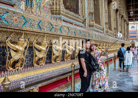 Touristen, im Emerald Buddha Wat Phra Kaeo Tempel, Grand Palace, Bangkok, Thailand Stockfoto