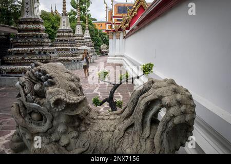 Skulptur und Chedis im Wat Pho Tempel, Bangkok, Thailand Stockfoto