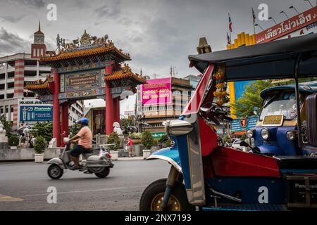 Verkehr, in Chinatown Gate, bekannt als das Wongwian Odeon, in Bangkok, Thailand Stockfoto