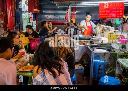 Restaurant, Street Food Nachtmarkt, in Itsara nuphap, Chinatown, Bangkok, Thailand Stockfoto