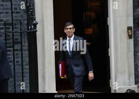 London, Großbritannien. 1. März 2023. Der britische Premierminister Rishi Sunak verlässt die Downing Street Nr. 10, um an den wöchentlichen PMQ-Fragen des Premierministers im Parlament teilzunehmen. Kredit: Uwe Deffner/Alamy Live News Stockfoto