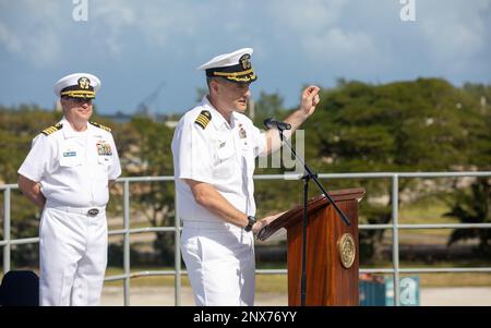 APRA HARBOR, Guam (8. Februar 2023) Kapitän Brent Spillner, rechts, Befehlshaber des U-Boot-Tanners USS Emory S. Land (AS 39), spricht mit der Crew, nachdem er das Kommando von Kapitän Andrew Ring, Left, am 8. Februar übernommen hat. Emory S. Land hat den Auftrag, expeditionäre Wartung und Reparaturen auf Zwischenebene, Dienstleistungen und Logistikunterstützung für eingesetzte U-Boote bereitzustellen. Stockfoto