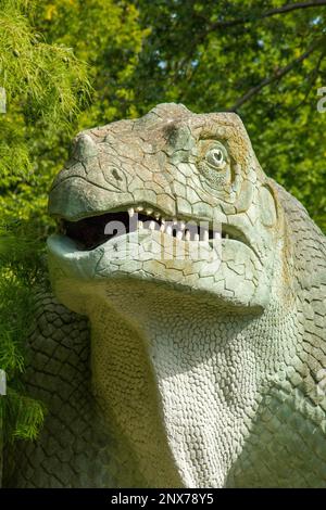 Iguanodon-Dinosauriermodell im Crystal Palace Park. Die ersten Dinosaurierskulpturen der Welt. Wurde 2002 umfassend restauriert und in die Kategorie 1 aufgenommen. Stockfoto