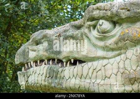 Iguanodon-Dinosauriermodell im Crystal Palace Park. Die ersten Dinosaurierskulpturen der Welt. Wurde 2002 umfassend restauriert und in die Kategorie 1 aufgenommen. Stockfoto