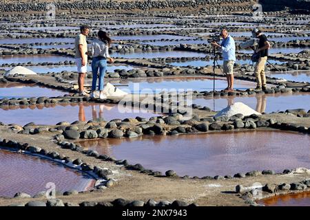 Lokales TV-Filmteam in traditionellen Meersalz-Verdampfungs-Trocknungspfannen Aufnahmeinterview auf Gran Canaria bei Arinaga Stockfoto