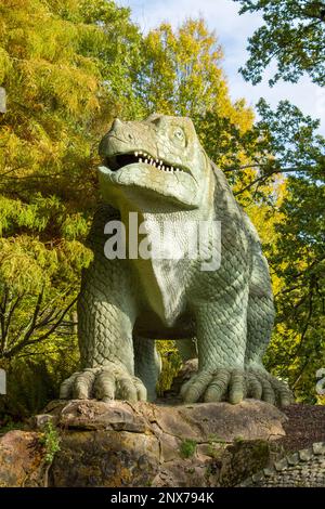 Iguanodon-Dinosauriermodell im Crystal Palace Park. Die ersten Dinosaurierskulpturen der Welt. Wurde 2002 umfassend restauriert und in die Kategorie 1 aufgenommen. Stockfoto