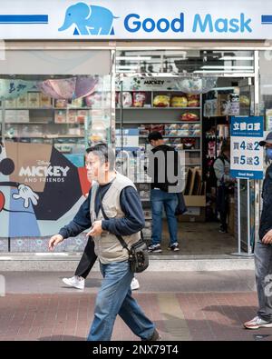 Hongkong, Hongkong. 01. März 2023. Masklenlose Menschen schlendern an einem Spezialitätengeschäft in Causeway Bay, Hongkong vorbei. Mit schätzungsweise 300 Fachmaskenläden in ganz Hongkong, wird die plötzliche Entfernung des Maskenmandats am 1. März 2023 durch die Regierung voraussichtlich Tausende Quadratmeter Verkaufsfläche freisetzen. Das verheißt nichts Gutes für die Wirtschaft Hongkongs, da die Anzahl der Einzelhandelsleasingverträge in den letzten Jahren zurückgegangen ist, obwohl die Rückkehr von Touristen nach Hongkong neue wirtschaftliche Chancen schaffen könnte. Kredit: SOPA Images Limited/Alamy Live News Stockfoto