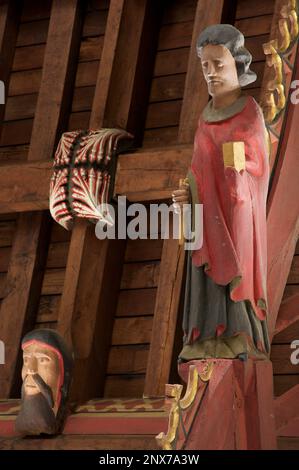 Eichenfigur des Apostels Saint Simon Zelotes. Eine von zwölf Schnitzereien, die die Jünger Jesu in der Johannes-Täufer-Kirche, Bere Regis, Dorset, repräsentieren. Stockfoto