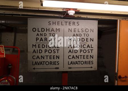 London, England, Großbritannien - Schild für Schutzräume und Einrichtungen im Tunnel des Clapham South Deep-Level Shelter, der im Zweiten Weltkrieg als Luftschutzbunker errichtet wurde Stockfoto