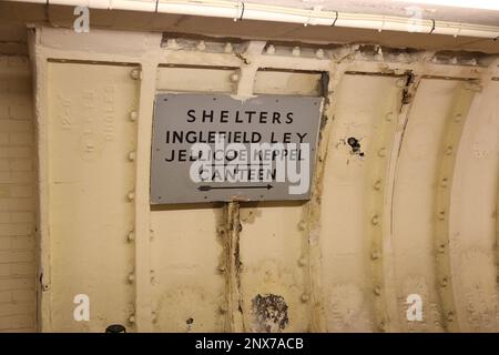 London, England, Großbritannien - Schild für Schutzräume und Einrichtungen im Tunnel des Clapham South Deep-Level Shelter, der im Zweiten Weltkrieg als Luftschutzbunker errichtet wurde Stockfoto