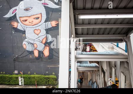Wandgemälde und Zugang zum Skywalk des National Stadium Station des BTS Skytrain, Bangkok, Thailand Stockfoto