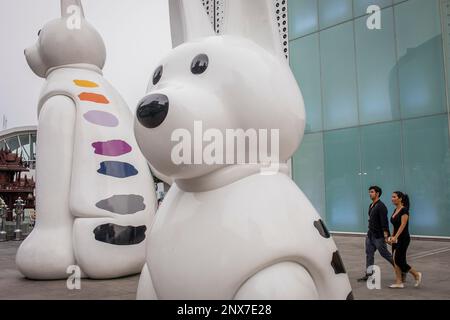 Skulpturen, vor dem Einkaufszentrum MBK Centre, Bangkok, Thailand Stockfoto