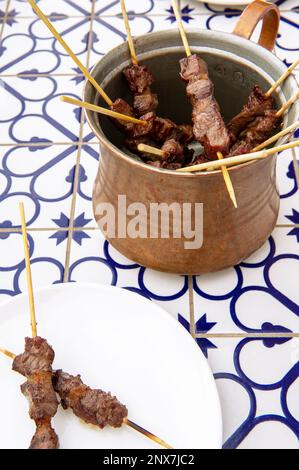 Arrosticini Spieße, ein traditionelles Essen aus der italienischen Region Abruzzen Stockfoto