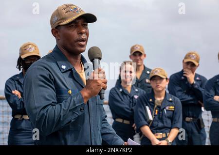 230120-N-SN516-1341 SÜDCHINESISCHES MEER (20. JANUAR 2023) USA Navy Commander. Richard Jimenez, befehlshabender Offizier aus El Paso, Texas, spricht während eines Telefongesprächs an Bord der Arleigh-Burke-Klasse-Zerstörerin USS Decatur (DDG 73) vor der Crew. Decatur, Teil der Nimitz Carrier Strike Group, gehört zur US-7.-Flotte und führt Routinevorgänge durch. 7. Fleet sind die USA Die größte Flotte der Navy, die mit einer Anzahl von Flotten ausgestattet ist, arbeitet regelmäßig mit Alliierten und Partnern zusammen, um eine freie und offene Region Indopazifik zu erhalten. Stockfoto