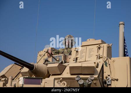 USA Army Staff Sgt. Benjamin Maxwell, zugewiesen zu Charlie Company, 2. Bataillon, 116. Kavalleriegewalt, Idaho Nationalgarde, kombinierte Joint Task Force - Operation inhärent Resolve, blickt auf seine Fahrzeugbesatzung, Syrien, 26. Januar 2023. Mit dem Kampffahrzeug M2A2 Bradley während der Patrouillen wird gezeigt, wie taktische Ausrüstung eingesetzt wird, um unsere Partner bei der dauerhaften Niederlage des ISIS zu beraten, zu unterstützen und zu unterstützen. Stockfoto