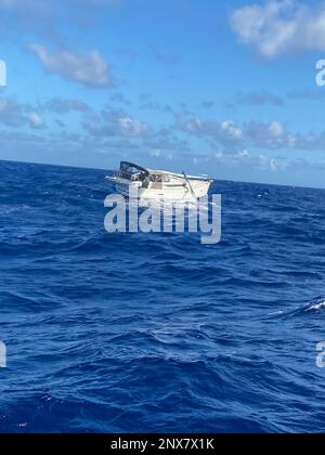 Eine Bootsstation der Küstenwache San Juan, 45-Fuß-Response Boat, mittlere Besatzung, unterstützte einen US-amerikanischen und einen norwegischen Bootsführer beim Heckzug des entwaffneten Segelschiffs Mare am 2. Februar 2023 in den Gewässern des Atlantischen Ozeans, etwa 30 Seemeilen nördlich von Arecibo, Puerto Rico. Das Segelschiff Mare wurde sicher zum Club Nautico Marina in Arecibo, Puerto Rico, abgeschleppt. Stockfoto