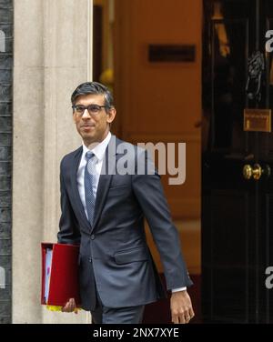 London, Großbritannien. 1. März 2023. Rishi Sunak, Premierminister, verlässt die Downing Street 10 für Fragen der Premierminister. Kredit: Ian Davidson/Alamy Live News Stockfoto