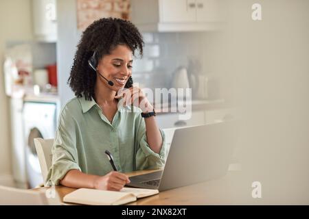 Lächelnde Geschäftsfrau, die während eines Videoanrufs von zu Hause aus arbeitet Stockfoto