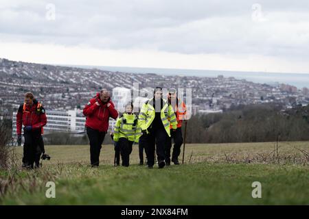 Polizeibeamte und Polizisten von London Search and Rescue (LONSAR) im Wild Park Local Nature Reserve, nahe Moulsecoomb, Brighton, wo die dringende Suche weiterhin das vermisste Baby von Constance Marten und Mark Gordon findet. Das Paar wurde wegen grober Fahrlässigkeit am Dienstag verhaftet, nachdem es am Montag in Brighton festgenommen wurde, nachdem es mehrere Wochen der Polizei aus dem Weg gegangen war, aber das Baby war nicht bei ihnen. Bilddatum: Mittwoch, 1. März 2023. Stockfoto