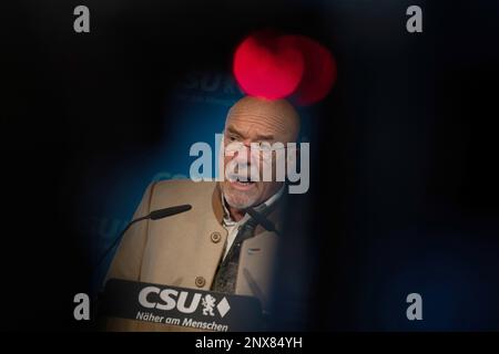 München, Deutschland. 01. März 2023. Wolfram Hatz, Präsident des Bayerischen Wirtschaftsverbandes, nimmt nach einer gemeinsamen Sitzung des CSU-Präsidiums und des Präsidiums des Bayerischen Wirtschaftsverbandes (vbw) an einer Pressekonferenz Teil. Kredit: Peter Kneffel/dpa/Alamy Live News Stockfoto