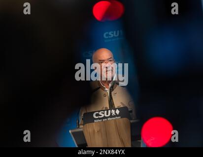 München, Deutschland. 01. März 2023. Wolfram Hatz, Präsident des Bayerischen Wirtschaftsverbandes, nimmt nach einer gemeinsamen Sitzung des CSU-Präsidiums und des Präsidiums des Bayerischen Wirtschaftsverbandes (vbw) an einer Pressekonferenz Teil. Kredit: Peter Kneffel/dpa/Alamy Live News Stockfoto