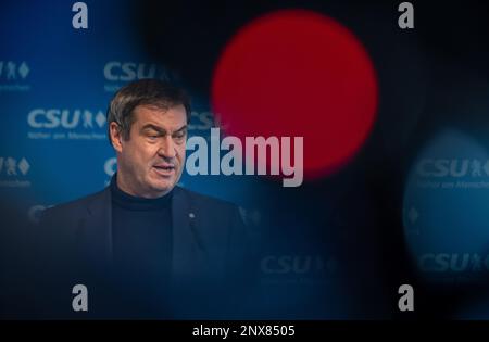 München, Deutschland. 01. März 2023. Markus Söder, Vorsitzender der CSU und bayerischer Ministerpräsident, nimmt nach einer gemeinsamen Sitzung des CSU-Präsidiums und des Präsidiums des Bayerischen Wirtschaftsverbands (vbw) an einer Pressekonferenz Teil. Kredit: Peter Kneffel/dpa/Alamy Live News Stockfoto