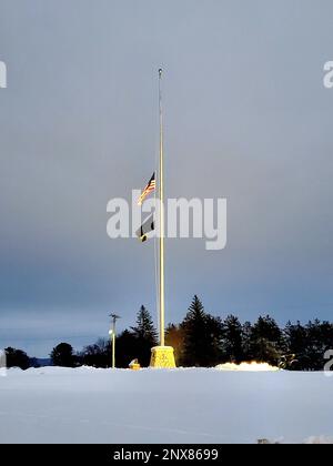 Am 23. Januar 2023 im Fort McCoy, Wisconsin, fliegt die US-Flagge bei Half-Staff. Nach Angaben des Ministeriums für Veteranenangelegenheiten, ist es eine einfache Möglichkeit, sich zu erinnern, wann man die Flagge der Vereinigten Staaten bei halbem Personal hisst, zu überlegen, wann die ganze Nation in Trauer ist. Diese Trauerperioden werden entweder vom Präsidenten der Vereinigten Staaten zum nationalen Gedenken oder vom Gouverneur eines Staates oder Territoriums zum lokalen Gedenken im Falle des Todes eines Mitglieds oder ehemaligen Mitglieds der Bundes-, Staats- oder Territorialregierung oder Justiz verkündet. Die Leiter der Abteilungen und Agenturen des Bundesministeriums Stockfoto