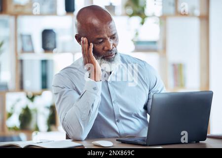 Stress, Kopfschmerzen und frustrierter Schwarzer auf einem Notebook im Büro mit einem 404-Technologiefehler, einer Krise oder einem Online-Problem. Geschäft, Burn-out und Computer Stockfoto