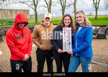 Mitglieder des 501. Combat Support Wing posieren für ein Foto während der Crown Olympics auf der RAF Croughton, England, 6. Januar 2022. Airmen von RAF Croughton, RAF Welford und RAF Fairford kamen zusammen, um bei verschiedenen Spielen und Aktivitäten miteinander zu interagieren und zu konkurrieren, um Kameradschaft und Zusammengehörigkeit aufzubauen. Stockfoto