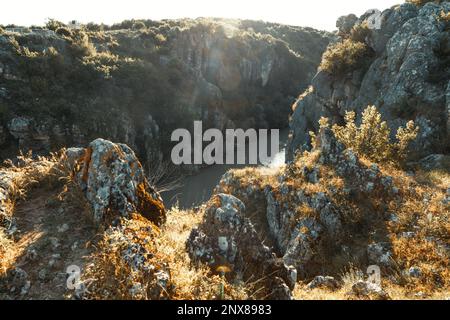 Felsige Landschaft mit dem Fluss drini in der Region Gjakova, Kosovo Stockfoto