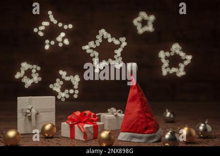 3D Weihnachtsmütze, umgeben von Geschenken und weihnachtsbällen Stockfoto