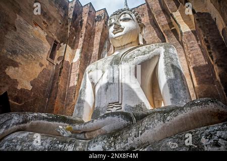 Wat Si Chum, im historischen Park von Sukhothai, Sukhothai, Thailand Stockfoto