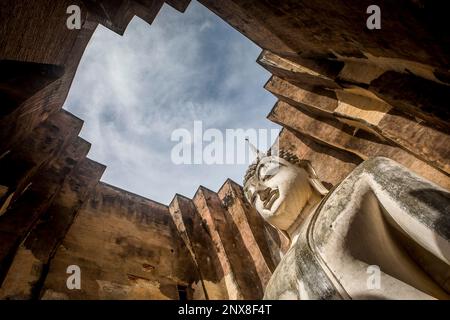 Wat Si Chum, im historischen Park von Sukhothai, Sukhothai, Thailand Stockfoto