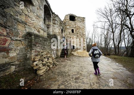 Mutter und Kinder besuchen eine alte mittelalterliche Burgfestung. Stockfoto