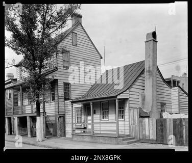 312 314 Hull Street, West, Savannah, Chatham County, Georgia. Carnegie Survey of the Architecture of the South (Carnegie-Umfrage zur Architektur des Südens). Vereinigte Staaten, Georgia, Chatham County, Savannah, Häuser, Veranden, Klappbrettverkleidungen. Stockfoto