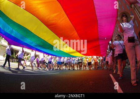 LGBT-Fürsprecher tragen am 11. Juni 2017 bei einem marsch in Washington, DC, eine riesige Rainbow-Fahne. Stockfoto