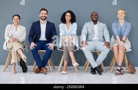 Unternehmen, Porträt und Personen in Reihe, die auf ein Interview, ein Meeting oder eine Gelegenheit warten. Lächeln, Diversity-Gruppe sitzt in der Schlange für die Einstellung Stockfoto