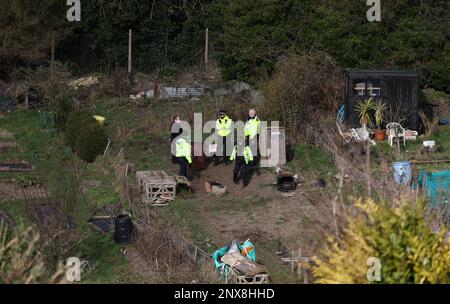 Die Polizei durchsucht Kleinschrecke nach Victoria Marten nach der Verhaftung ihrer Mutter Constance Marten und ihres Partners Mark Gordon. Polizeibeamte und Kriminalermittler wurden gesehen, wie sie in ein Ölfass auf dem Gelände eines Lagers innerhalb der Kleingärten suchten. Die Leiche von Victoria wurde einen Tag später in einer Plastiktüte in einem nahegelegenen Schuppen versteckt gefunden. Foto von James Boardman Stockfoto